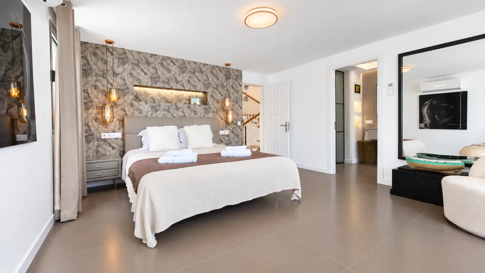 Bedroom with pendant lights and adjoining sitting area at Villa White Octopus